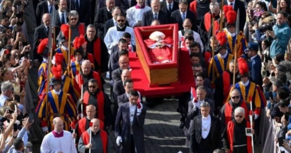 Vaticano mostra como será túmulo do Papa Francisco; veja imagens