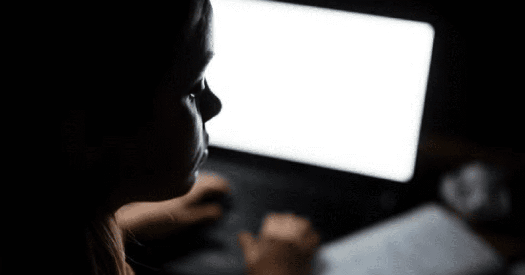 Mulheres vítimas de violência no Paraná podem pedir medida protetiva pela internet; veja como fazer