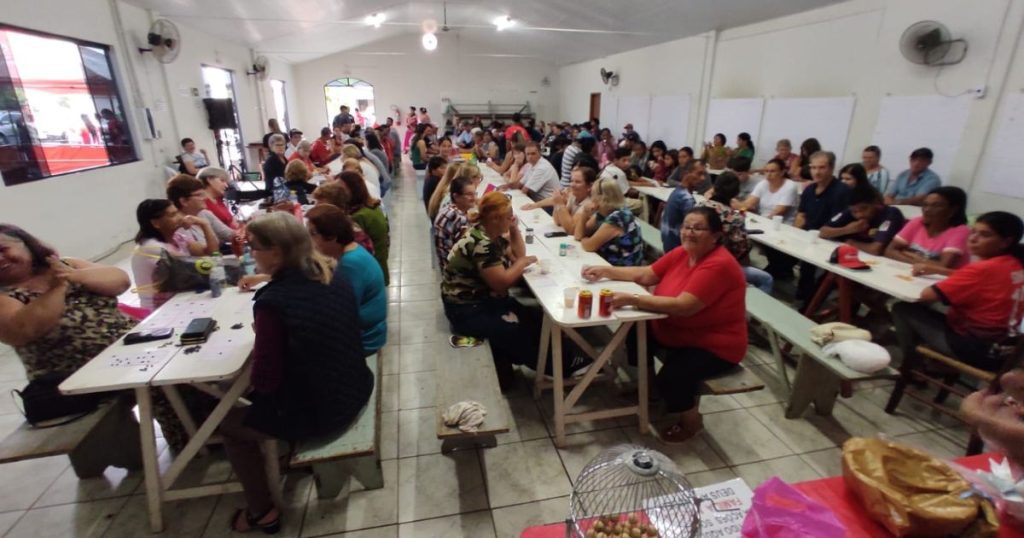 Feijoada solidária homenageia profissionais da reciclagem no Dia do Trabalhador em São Mateus do Sul