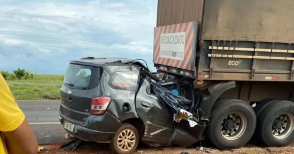 Grave acidente na BR-365 termina com cinco mortes