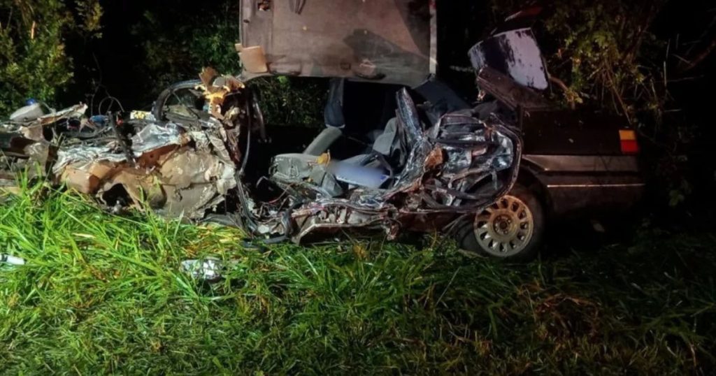 Jovem morre e homem fica em estado grave após acidente com ônibus de viagem na BR 277