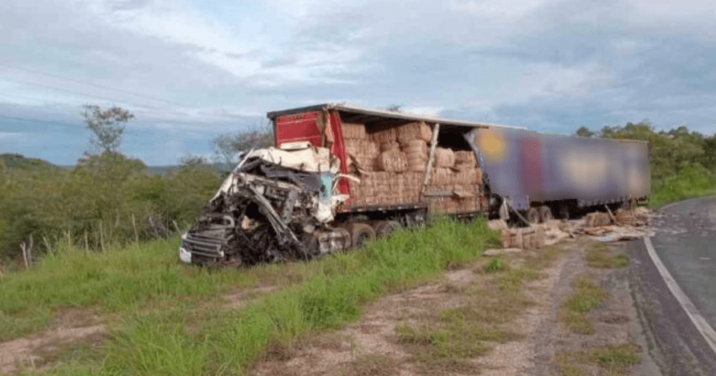 Caminhoneiro natural de Paula Freitas morre em grave acidente na BR-135, na Bahia