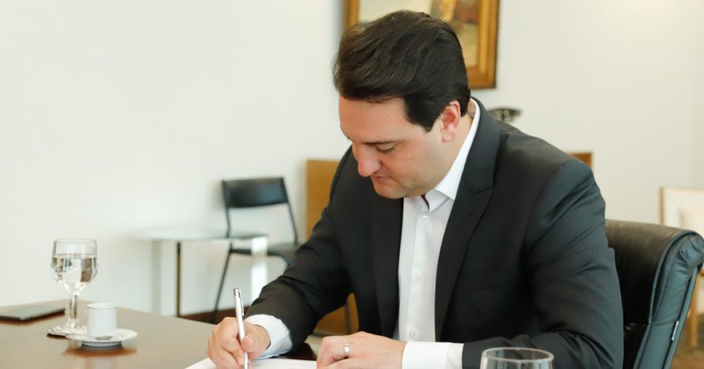 Maior do Brasil: governador assina decreto e piso regional do Paraná chega até R$ 2,2 mil