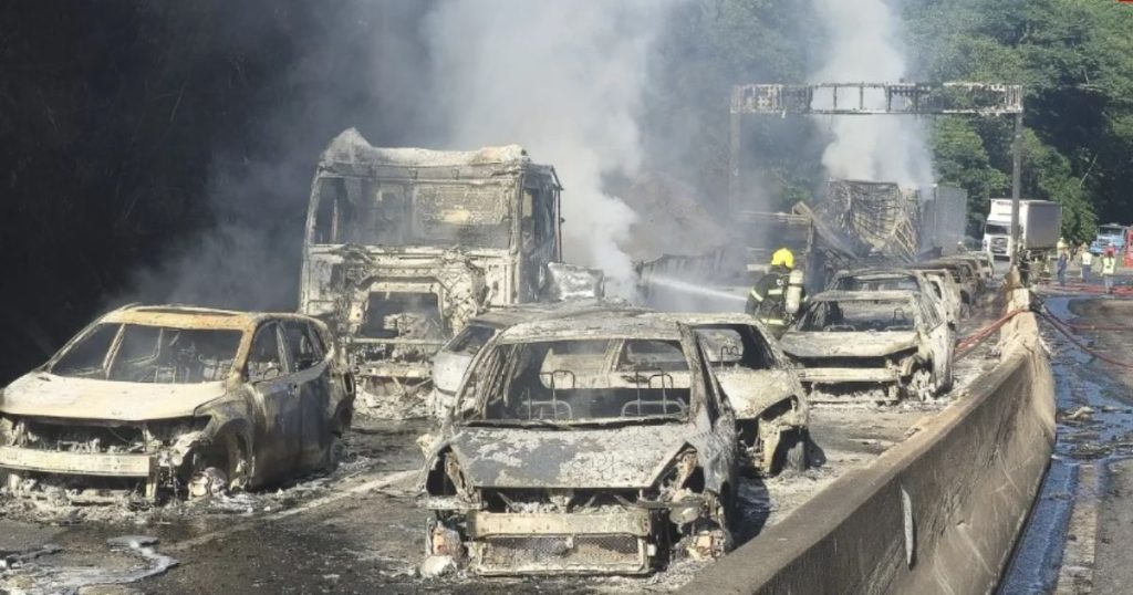 Quem vai pagar por prejuízos dos veículos queimados em explosão de caminhão-tanque na BR-101?