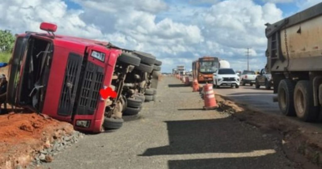 Caminhão tomba na PR-151 e motorista fica ferido
