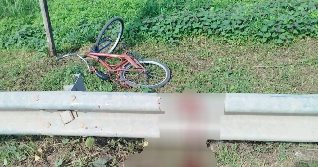 Idosa fica gravemente ferida após cair de bicicleta e ser atingida por uma carreta na BR-153, em Mallet