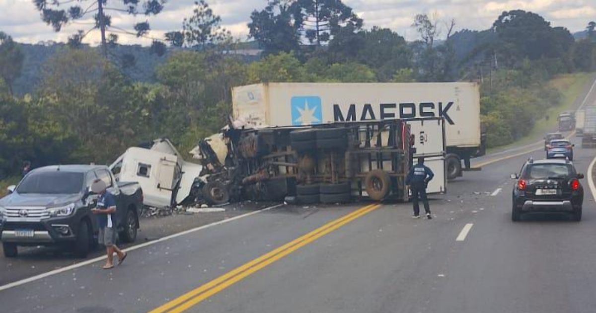 Dois caminhões se envolvem em colisão frontal entre Palmeira e Irati na BR-277