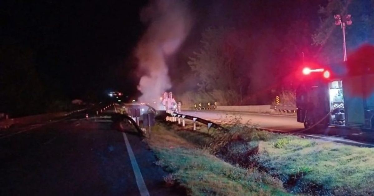 Caminhão-tanque cai de ponte no Paraná e motorista morre em explosão