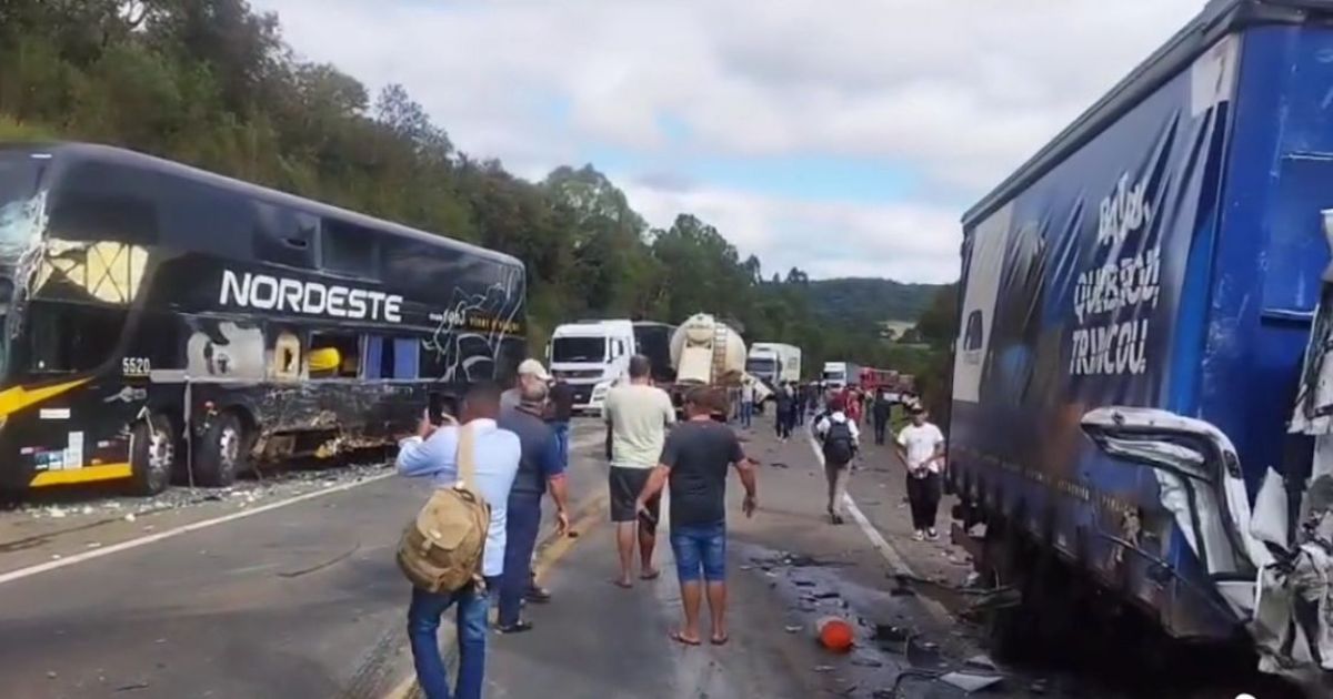 URGENTE: trânsito totalmente bloqueado na BR-277 após colisão envolvendo carro, ônibus e caminhões