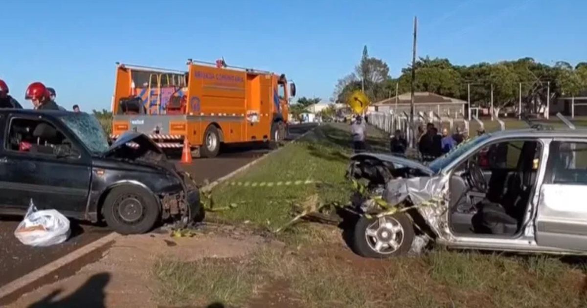Pai morre em acidente entre carros no PR e família fica ferida; criança foi ejetada