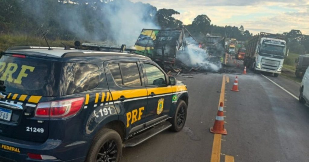 Três pessoas morrem após caminhões colidirem de frente em rodovia no Paraná