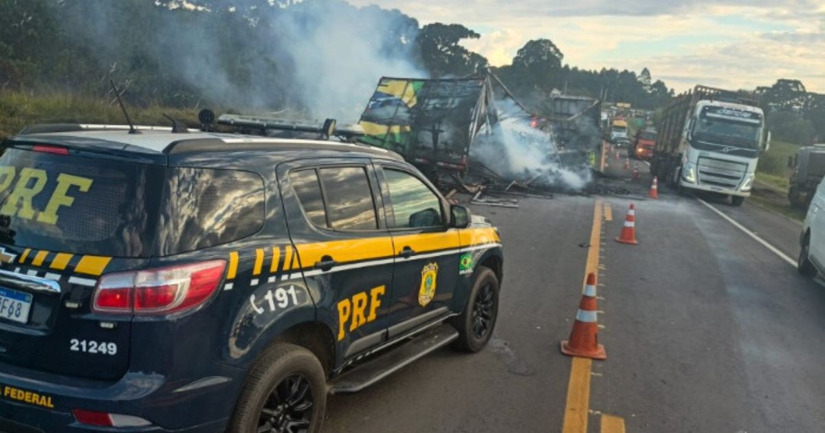 Três pessoas morrem após caminhões colidirem de frente em rodovia no Paraná