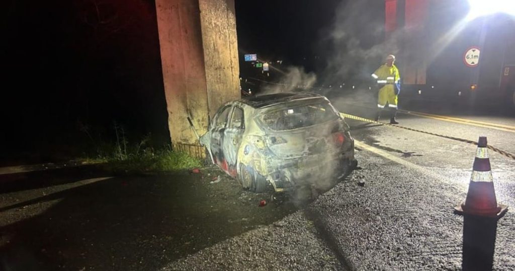 Motorista morre carbonizado após colisão contra pilar de viaduto no Paraná
