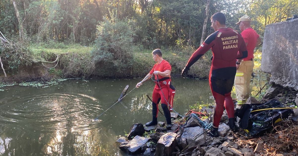 Bombeiros buscam terceiro saco com parte de corpo esquartejado jogado no Rio Iguaçu em São Mateus do Sul