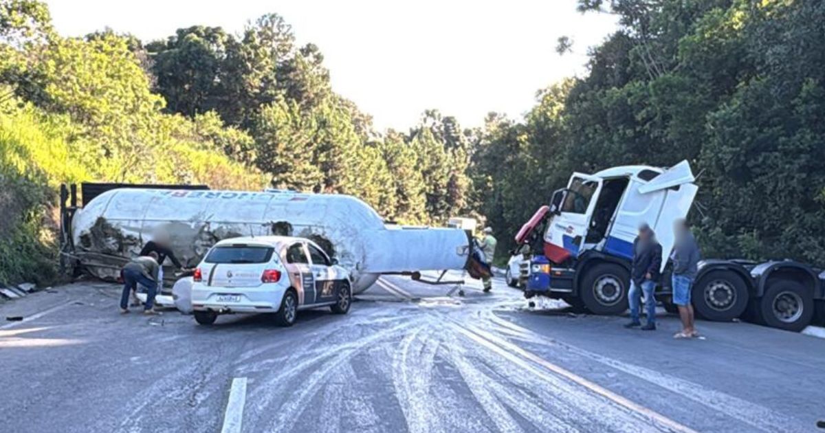 Atenção motoristas: tombamento de caminhão provoca bloqueio na BR-476; veja imagens