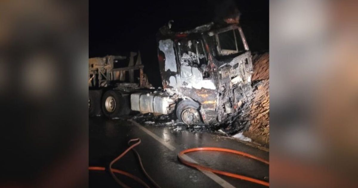 Caminhão tomba e pega fogo em rodovia do Paraná