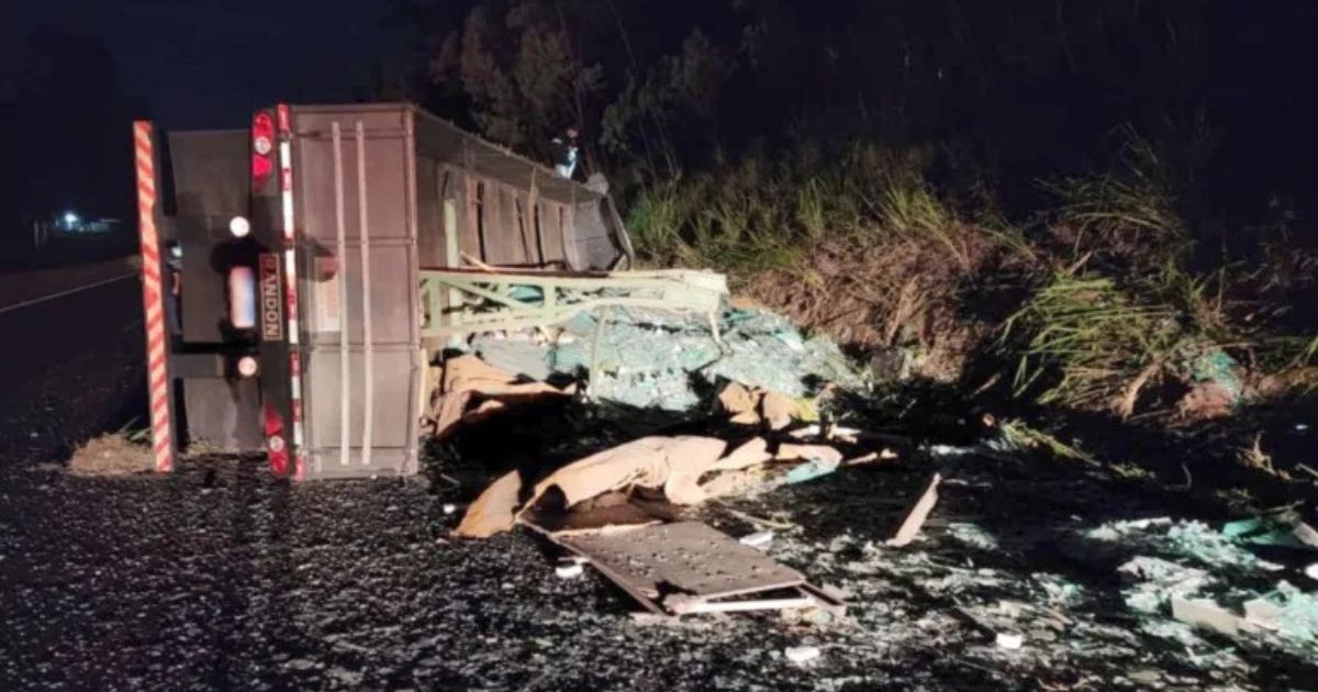 Motorista morre em acidente com caminhão de espelhos na BR-376, no Paraná