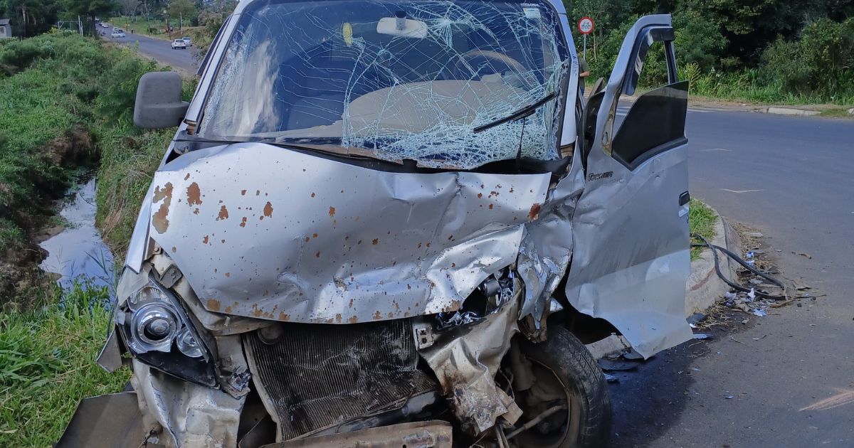 Casal fica ferido em acidente com três veículos na BR-476 nesta sexta-feira (9)