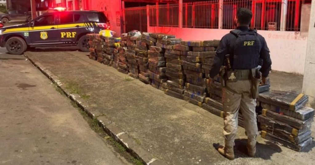 PRF apreende quase duas toneladas de maconha escondidas em carga de papel em São Mateus do Sul