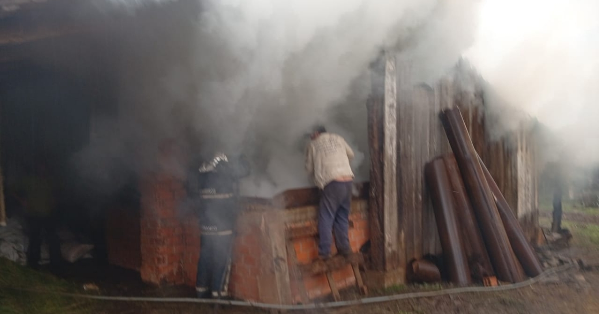 Incêndio atinge secador de feijão em São Mateus do Sul