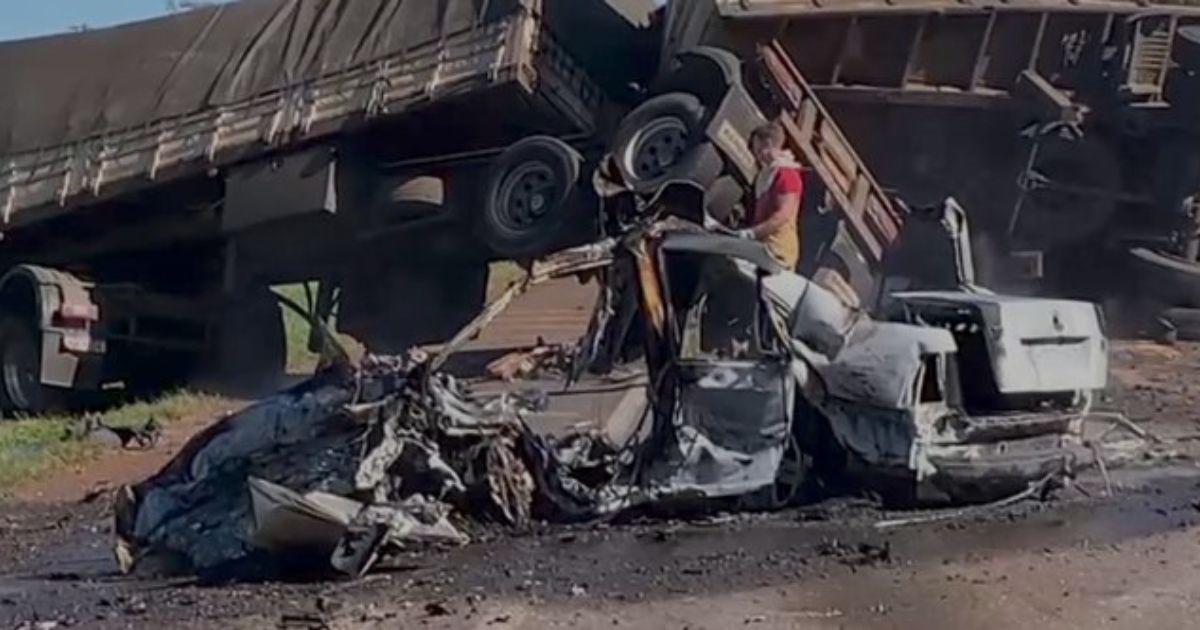 Motorista morre em grave acidente entre carro e caminhão no Paraná
