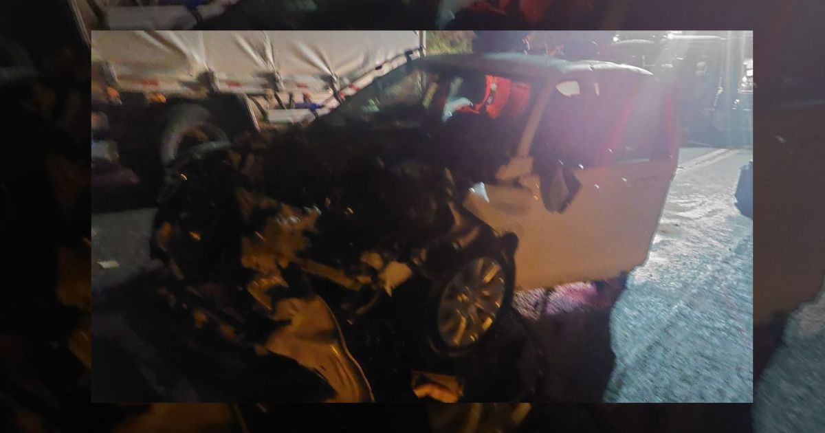 Criança de 3 anos morre após acidente entre carro e caminhão em Santa Catarina