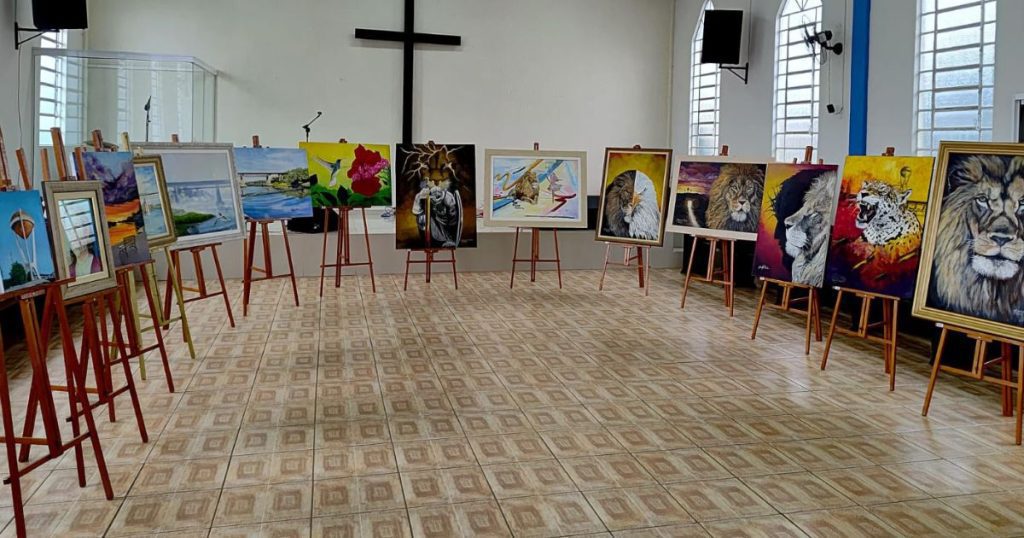 “Entre Cores e Sentimentos”: exposição de artista são-mateuense reúne histórias, cores e emoções