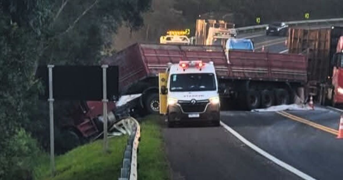 Bitrem carregado com cal sai da pista na BR-373 e interdita parcialmente rodovia