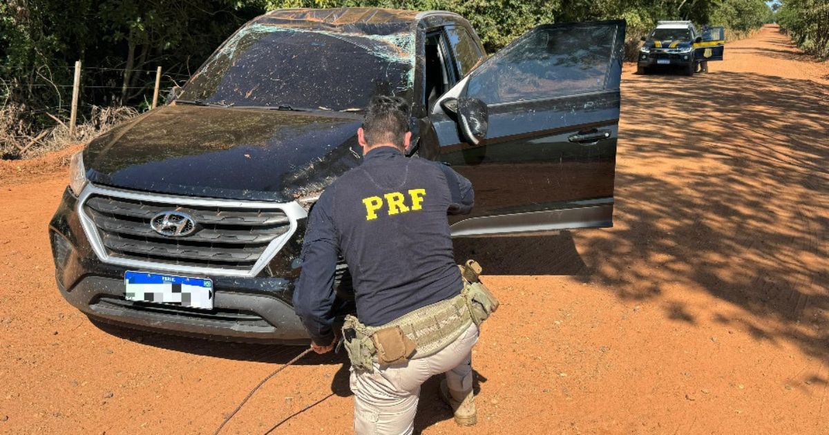 Carro roubado em SP é recuperado após perseguição e capotamento no Paraná