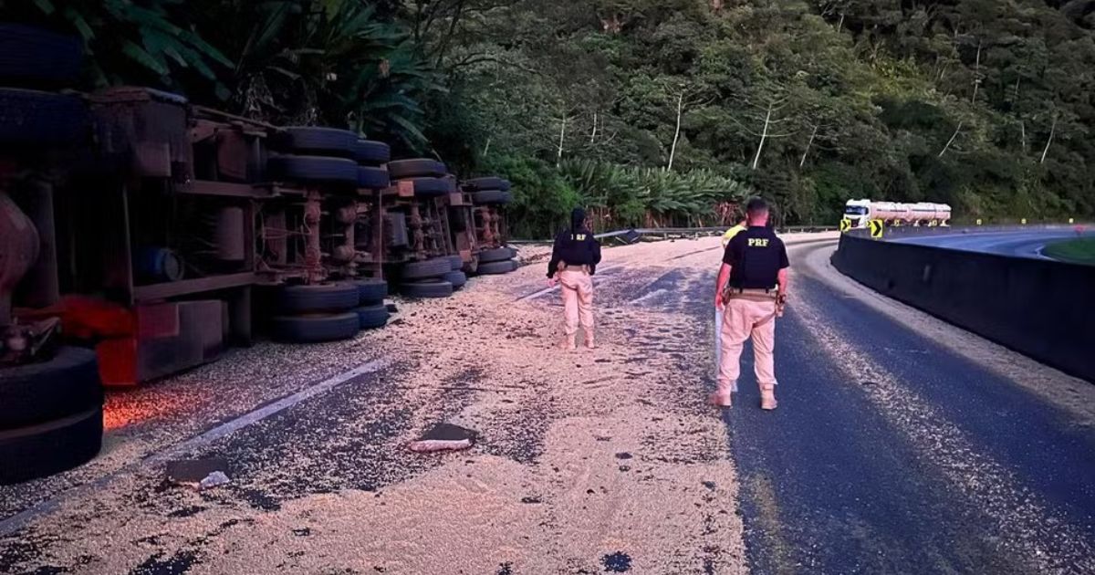 Acidente entre caminhões carregados com soja e etanol bloqueia BR-277