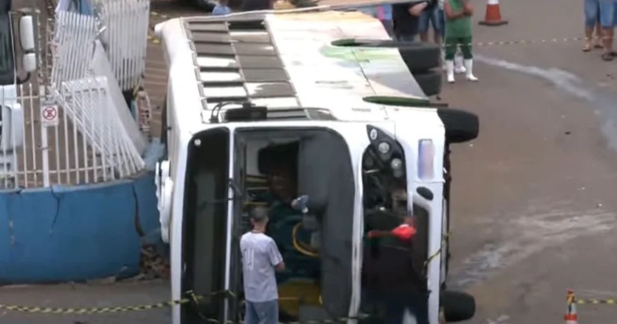 Acidente entre ônibus de funcionários e carreta deixa um morto e feridos no Paraná