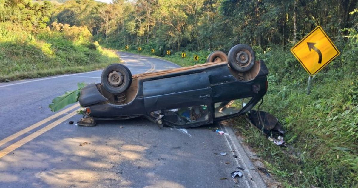 Capotamento na PR-364 deixa três pessoas feridas