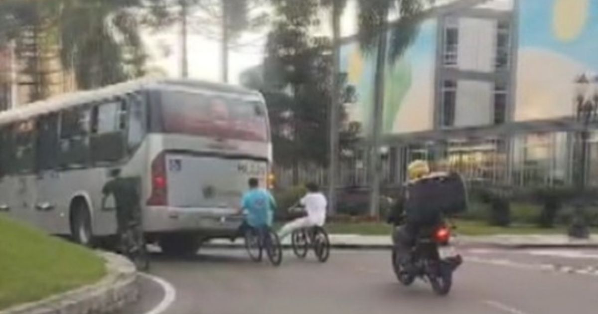Vereadores de Curitiba aprovam projeto de lei que multa em R$ 600 quem pegar ‘rabeira’ em ônibus