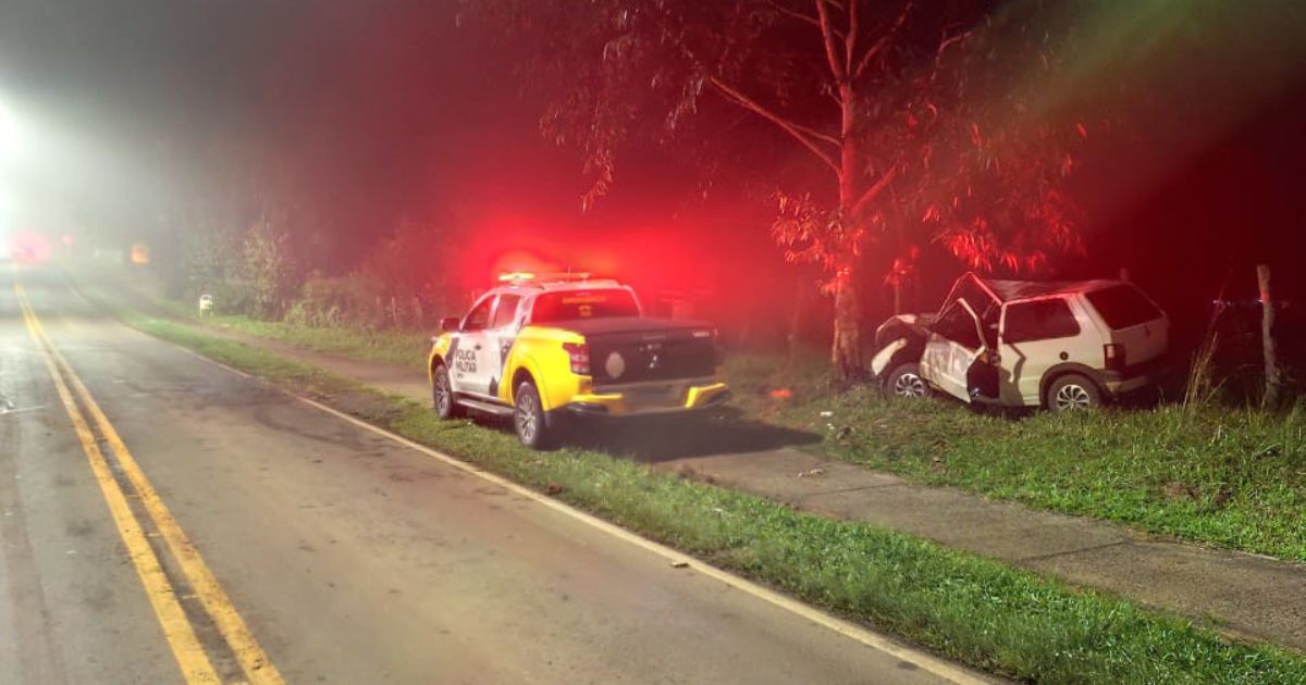 Condutor fica ferido após carro colidir contra árvore em Paula Freitas