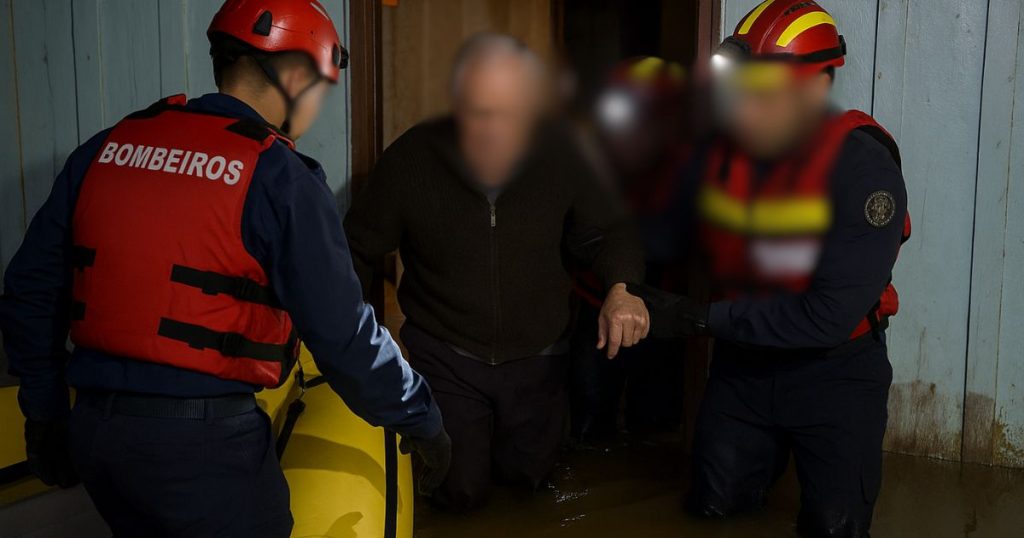 Bombeiros resgatam idoso ilhado por enchente no interior de Irineópolis