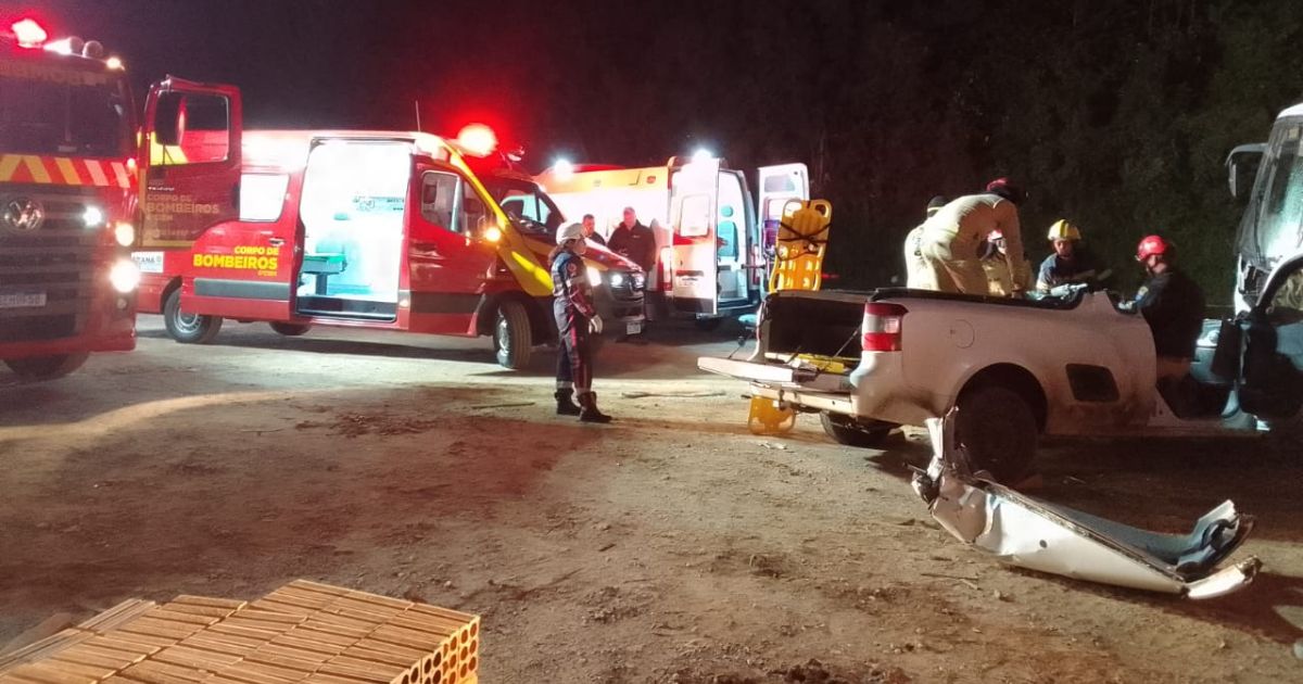 Grave acidente entre carro e ônibus deixa mulher ferida e presa às ferragens na BR-476 em São Mateus do Sul