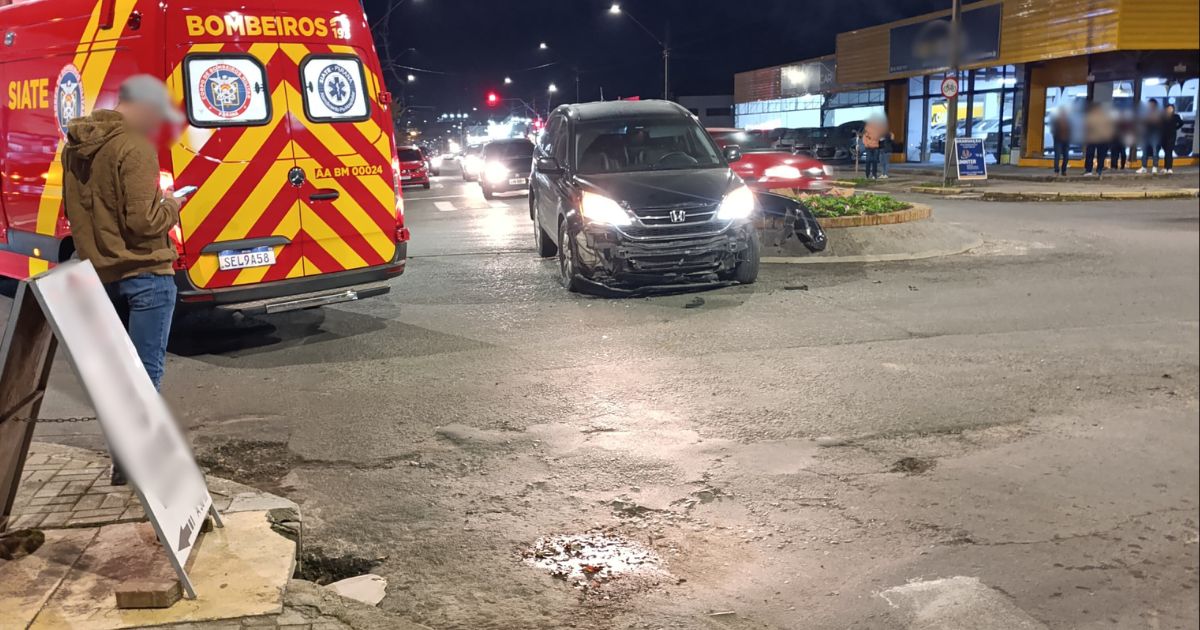 VÍDEO: acidente entre dois veículos é registrado na noite de domingo no centro de São Mateus do Sul