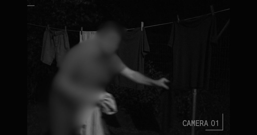 Homem pelado invade casa e abusa de mulher que dormia ao lado do marido