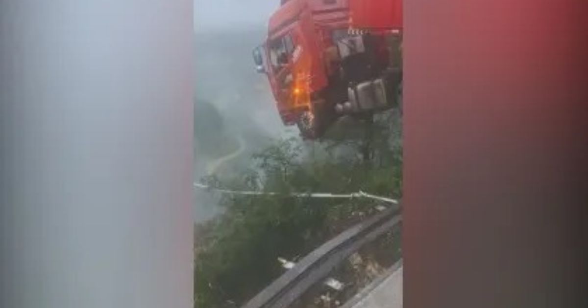 Vídeo: motorista de caminhão fica pendurado após ponte desabar na China