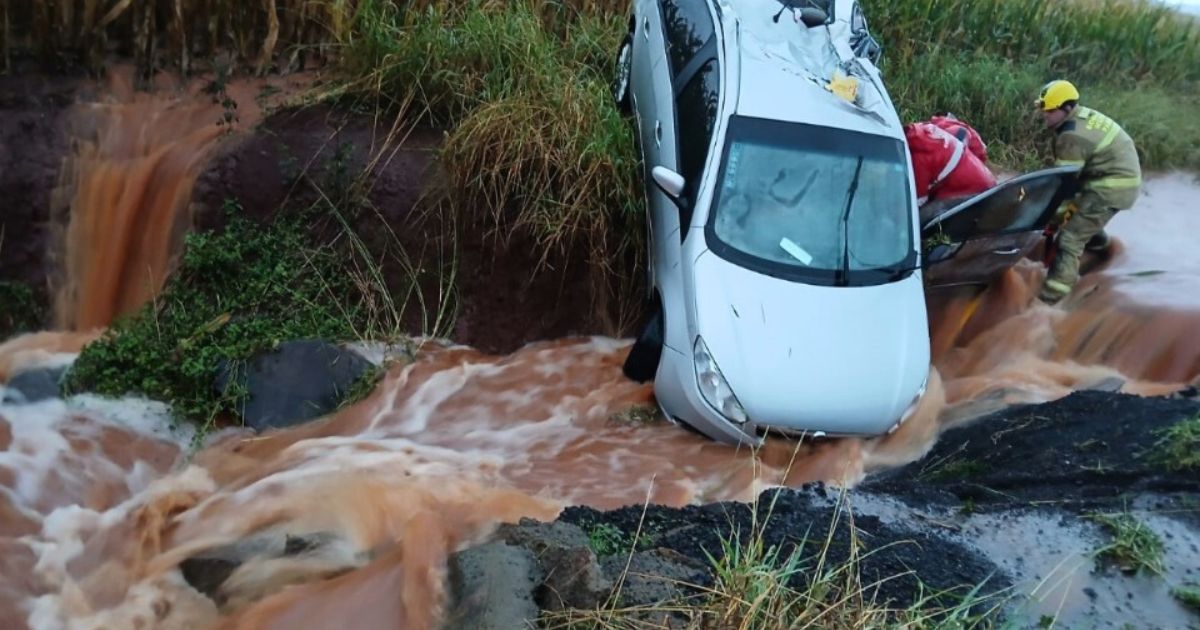 Família é resgatada após carro capotar e cair em córrego no Paraná
