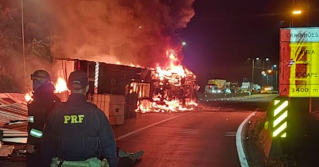 Motorista morre após caminhão tombar e pegar fogo no Paraná