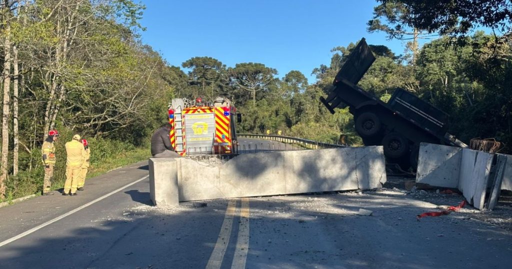 Atenção, motoristas: carreta carregada com blocos de concreto tomba e interdita a BR-476