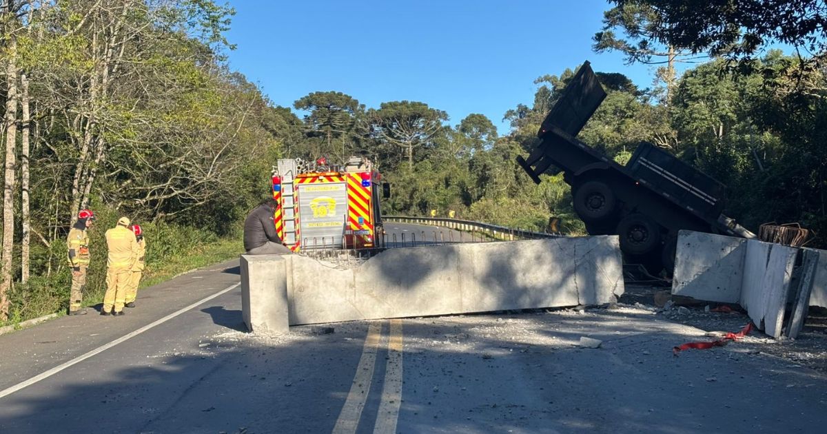 Atenção, motoristas: carreta carregada com blocos de concreto tomba e interdita a BR-476