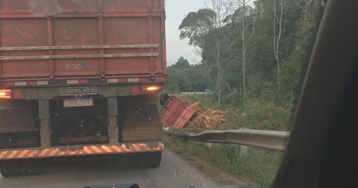 Carreta carregada com fumo tomba na BR-153