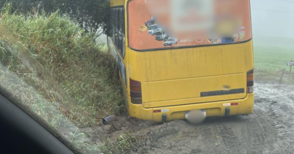 Morador registra ônibus atolado e prefeitura de São João do Triunfo esclarece situação