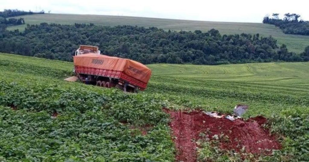 Caminhão encalhado há 13 dias em lavoura é removido de propriedade no Paraná