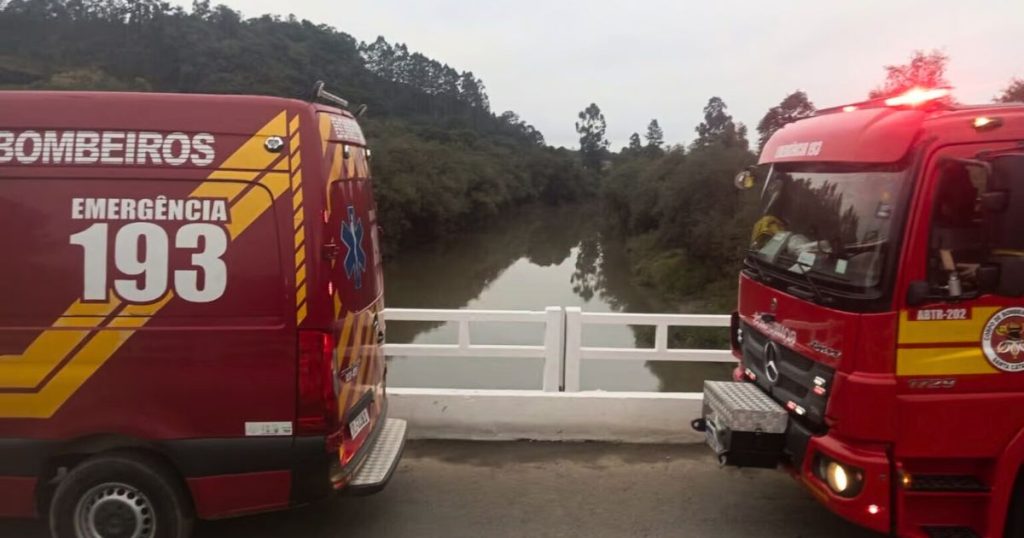 Mulher é resgatada com sinais de hipotermia após cair no Rio Canoinhas, em Três Barras