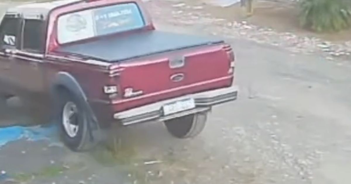 Carro desgovernado invade residência em Irati