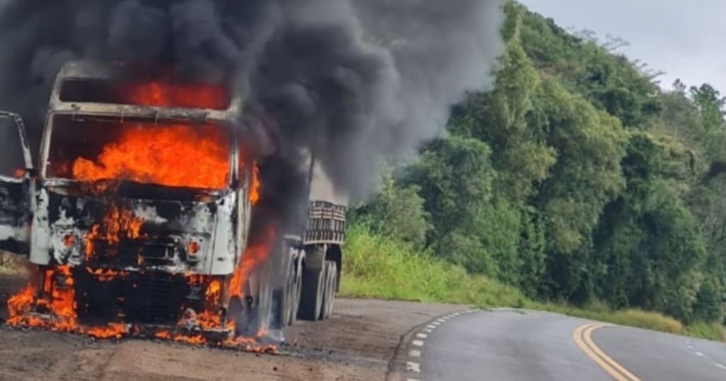 Caminhão pega fogo em rodovia do Paraná