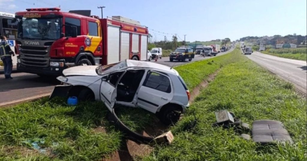 Idoso de 87 anos é socorrido em estado grave após capotar carro na BR-376
